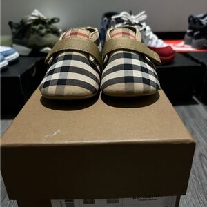 Burberry infant shoes